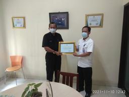 Presentation of Certificate of Appreciation to 2021 Annual IBS Respondents at PT Langgeng Jaya Makm